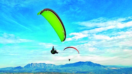 Dos personas vuelan en parapente