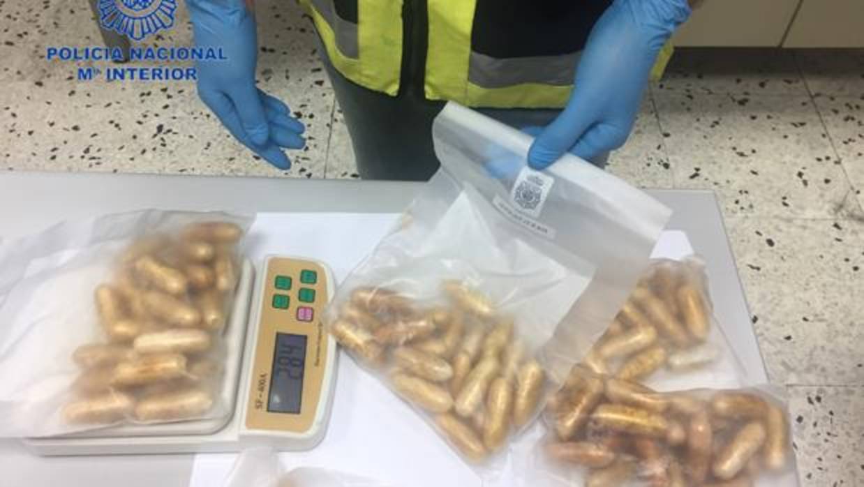 Imagen de las bellotas de cocaína que portaba el detenido dentro de su cuerpo