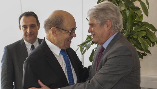 El ministro de Asuntos Exteriores de España, Alfonso Dastis , durante la reunión que mantuvo la pasada semana con el ministro de Europa y Asuntos Exteriores de Francia, Jean-Yves Le Drian