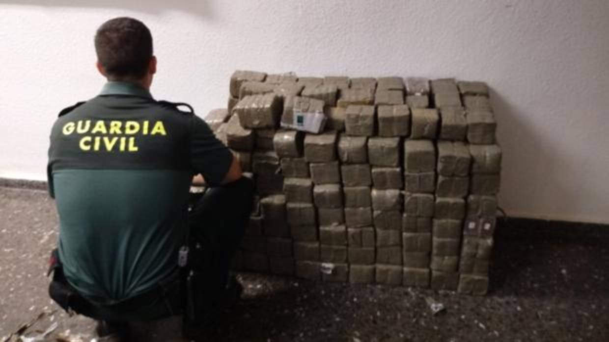 Imagen de la Guardia Civil con los 280 kilos de hachís