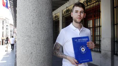 Borja Martín Alonso posa con su libro en la plaza de Zocodover, en Toledo