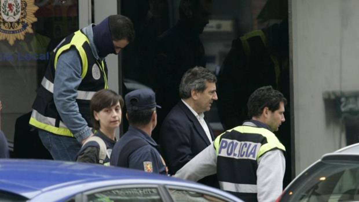 Agentes de la Udyco de Madrid, el 8 de mayo de 2008, se llevan detenido a Ginés Jiménez, en Coslada