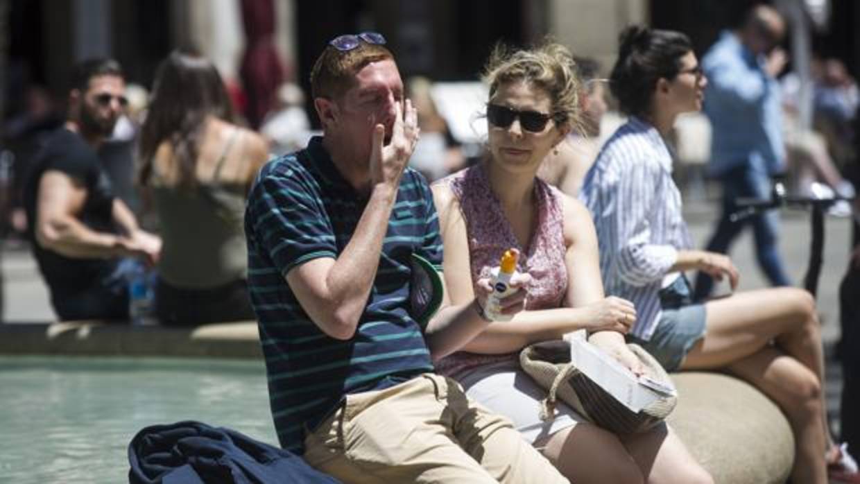 Una pareja de turistas, en la plaza Reial de Barcelona