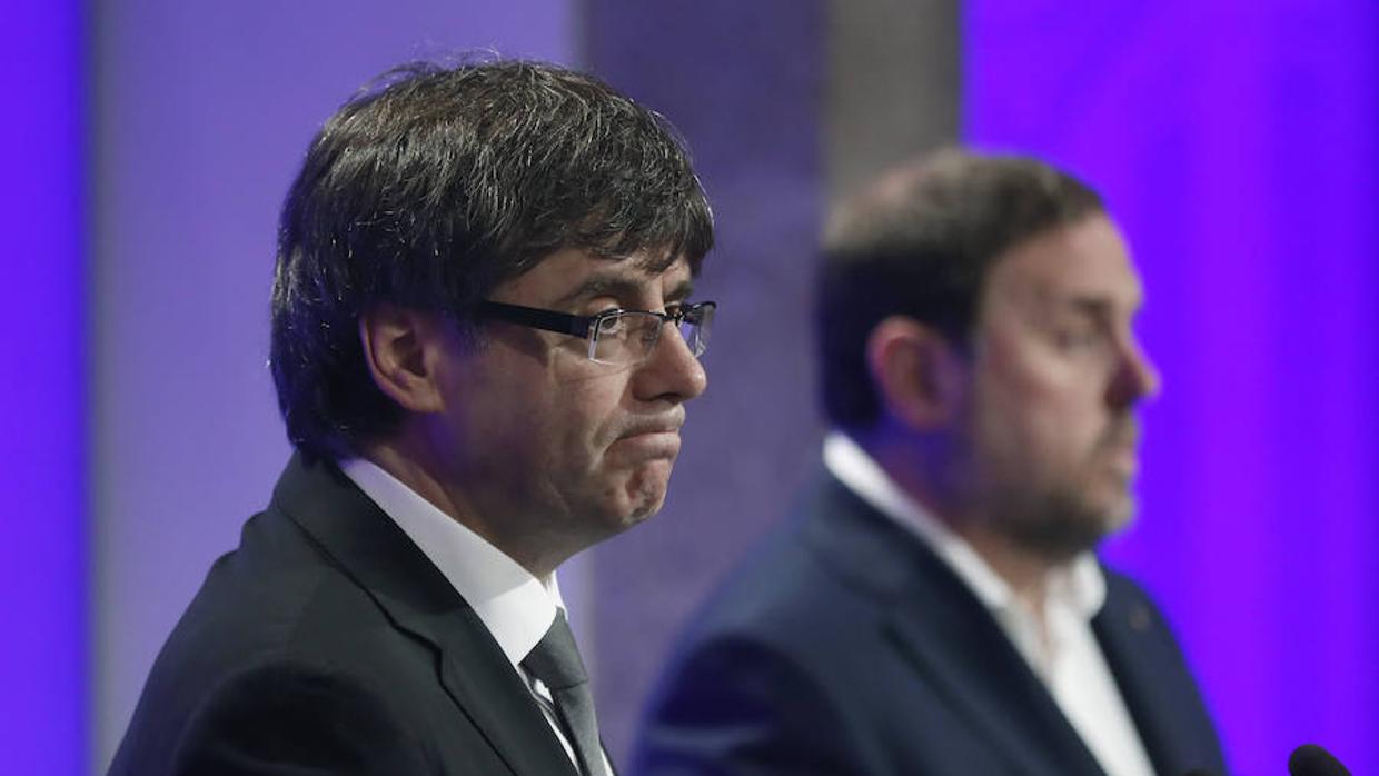 Carles Puigdemont, ayer junto a Oriol Junqueras en el Palau de la Generalitat