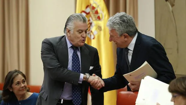 Luis Bárcenas saluda al presidente de la comisión, Pedro Quevedo