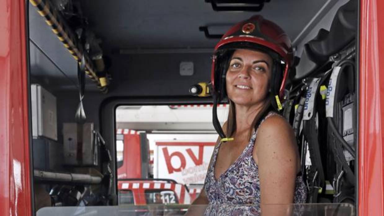 Anaïs Menguzzato posa en un camión de bomberos