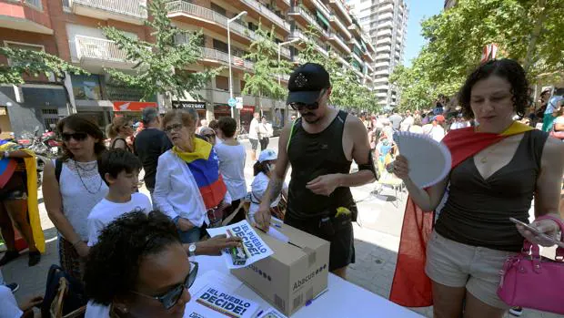 Venezolanos residentes en Barcelona participan en la votación