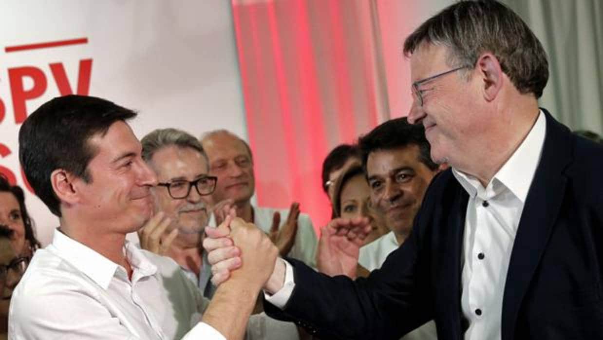 Ximo Puig saluda a su rival en las primarias, Rafa García
