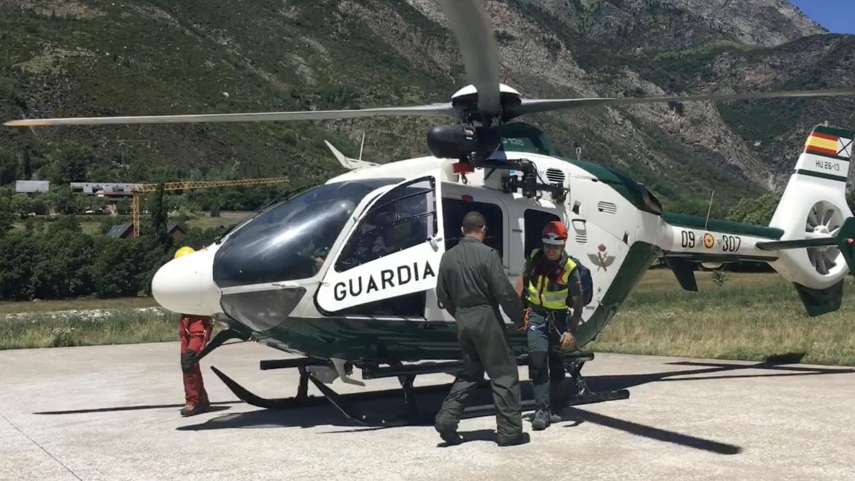 Unidad aérea que rescató el cuerpo del montañero fallecido en Montrebei (Huesca)