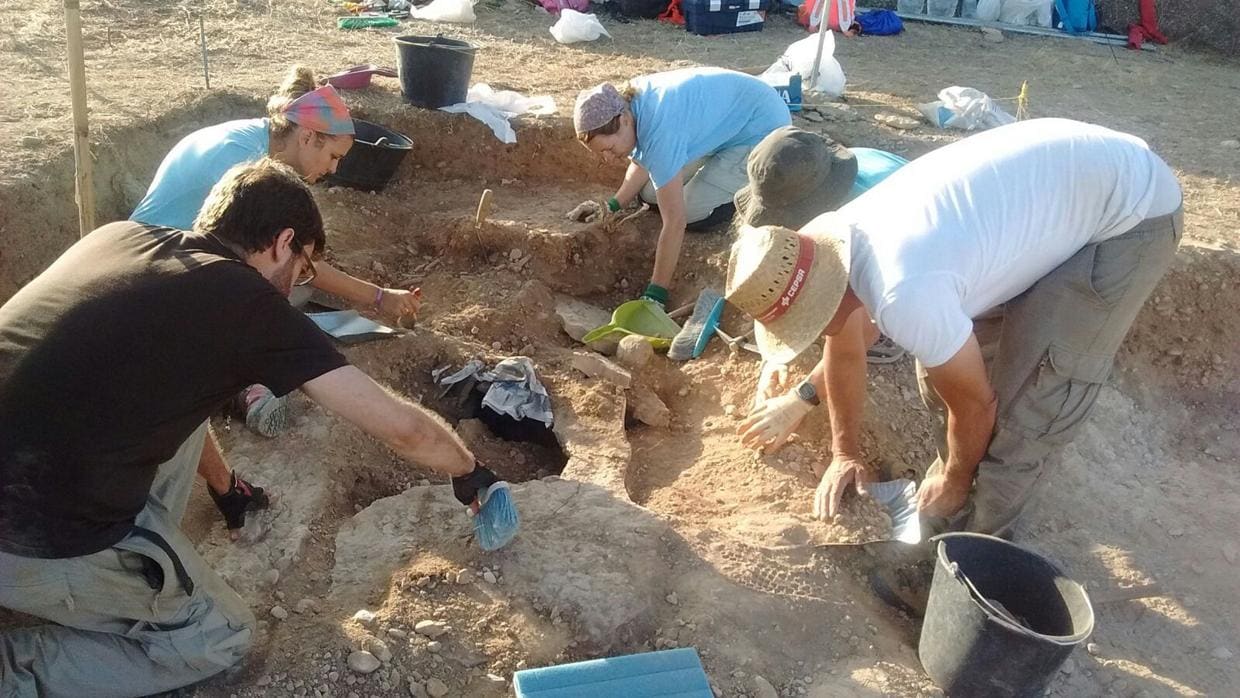 Los arqueólogos que han realizado el hallazgo, durante los trabajos de excavación en Sena (Huesca)