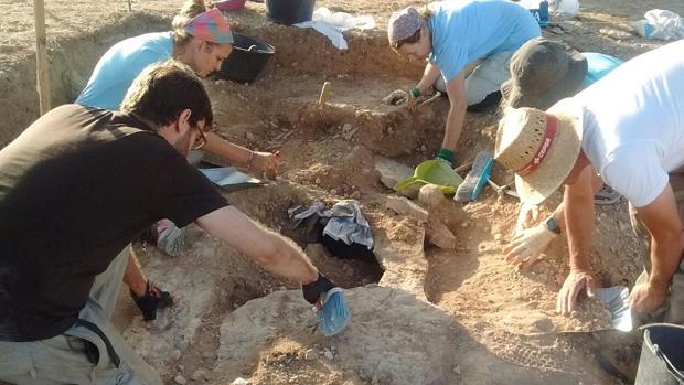 Los arqueólogos que han realizado el hallazgo, durante los trabajos de excavación en Sena (Huesca)