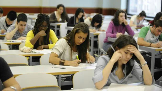 Imatge d'uns estudiants fent exàmens