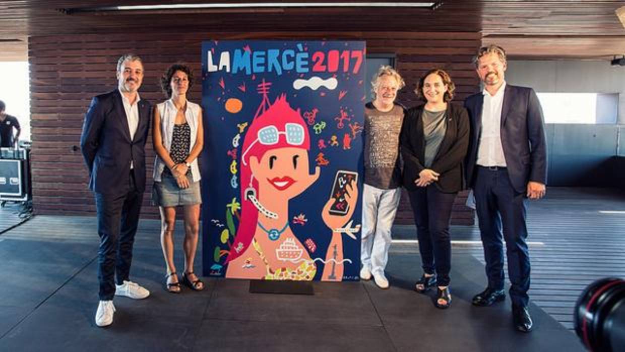 Collboni, Garcés, Mariscal, Colau y Eggertsson, junto al cartel de la próxima Mercè