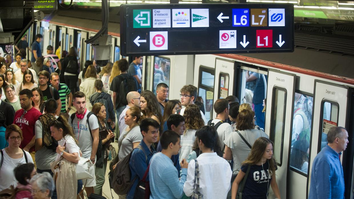 Aglomeraciones en un andén del metro de Barcelona durante un lunes de huelga