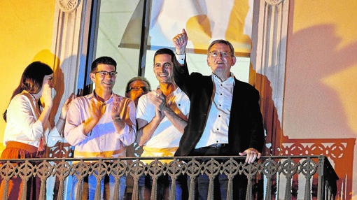 Ximo Puig, ayer, en el balcón de la sede del PSPV, junto a su equipo de campaña