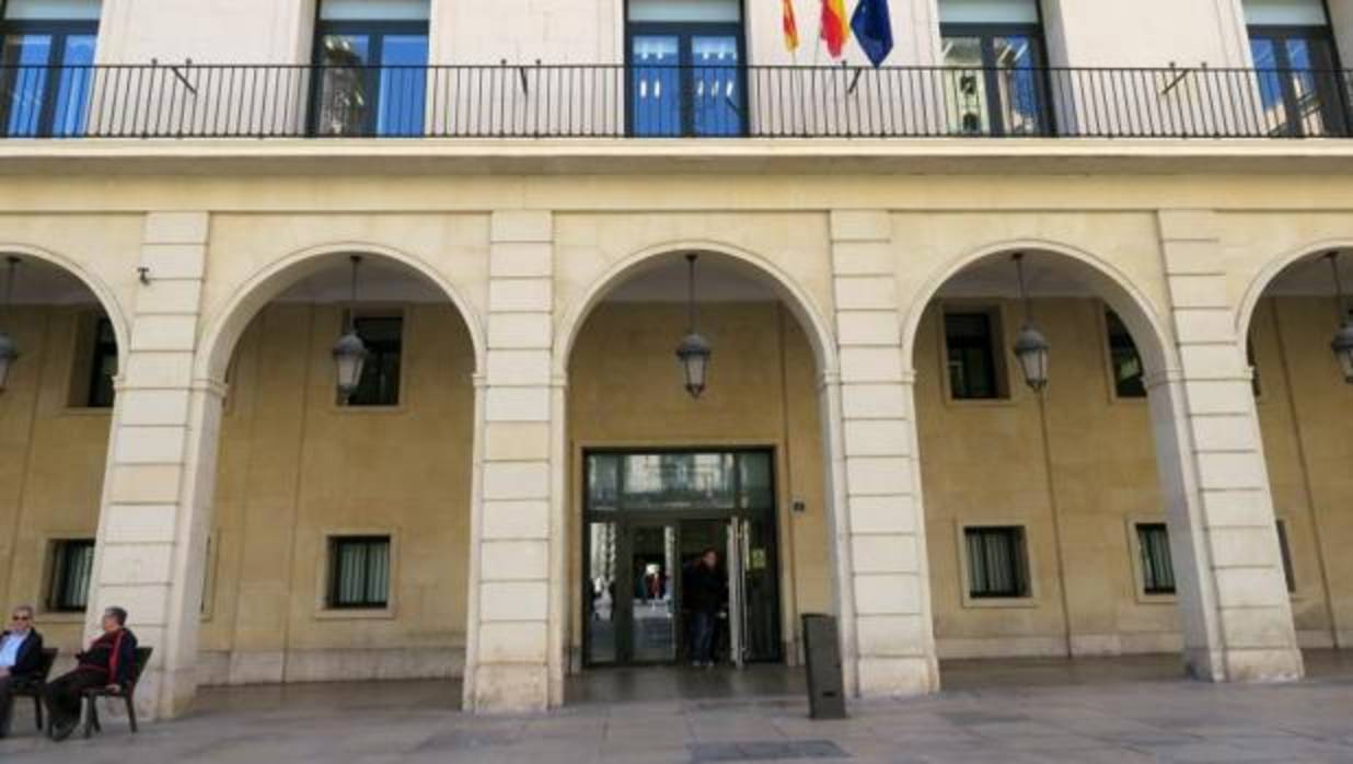 Entrada a la Audiencia de Alicante