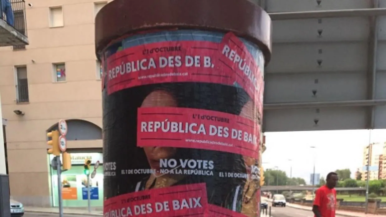 Un grupo independentista cuelga carteles con la imagen de Franco para promover el referéndum catalán