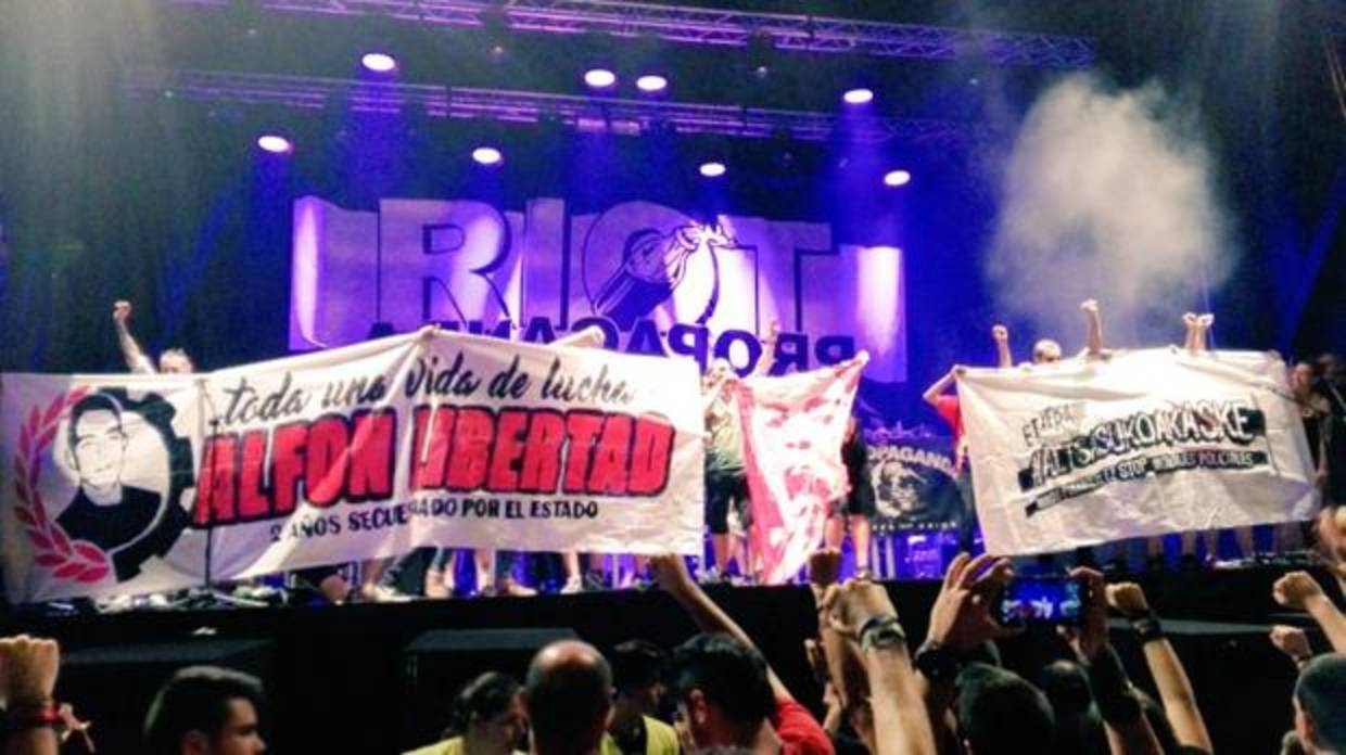 Concierto de Riot Propaganda en Vallecas, con pancartas de apoyo a «Alfon» y los agresores de Alsasua