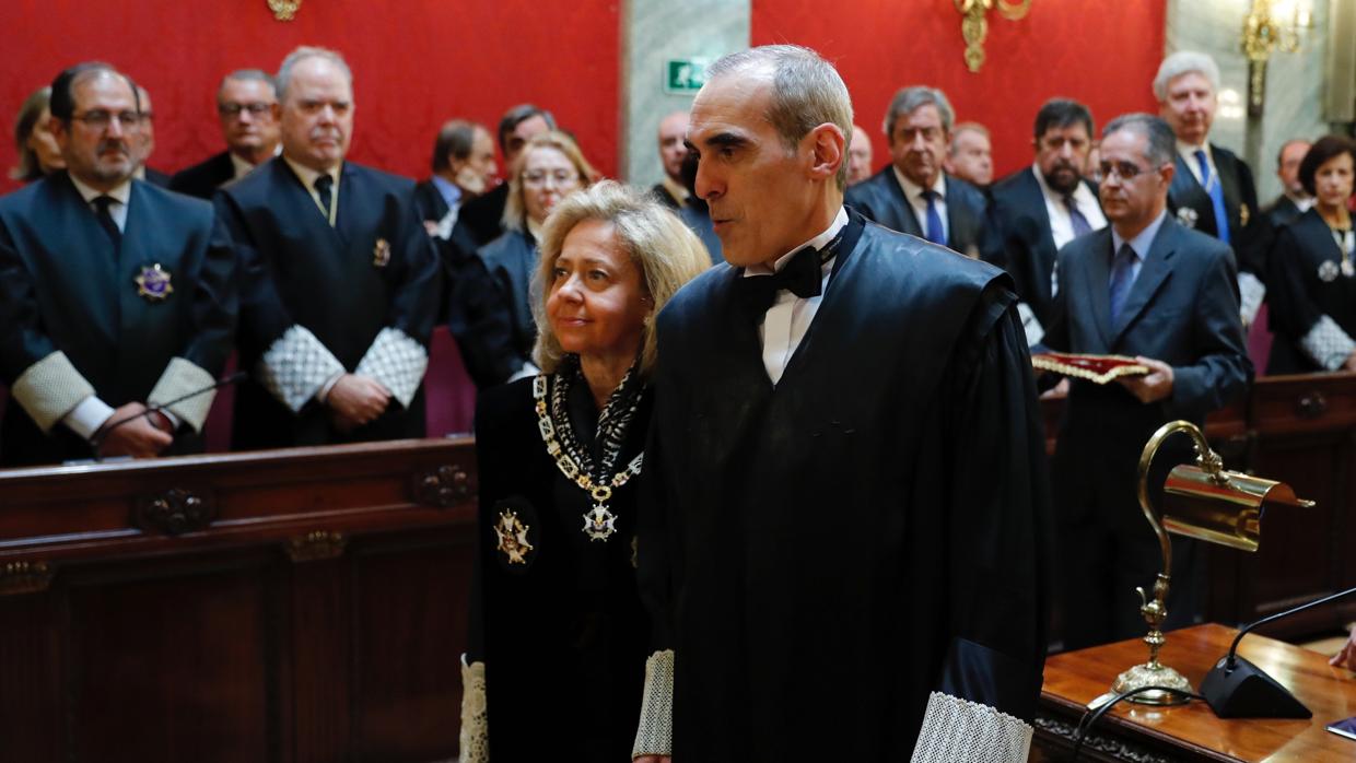 La exfiscal general del Estado Consuelo Madrigal (i), acompaña al nuevo fiscal jefe Anticorrupción, Alejandro Luzón (d), durante el acto de toma de posesión de su cargo en sustitución del anterior titular, Manuel Moix, hoy en el Tribunal Supremo