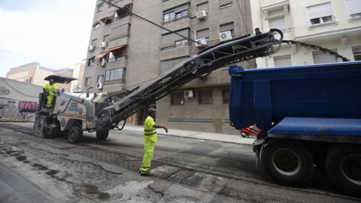 Operarios trabajan en el fresado de la calle de Esquilache, en Chamberí