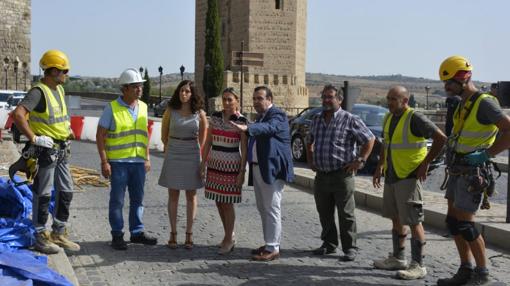 La alcaldesa, Milagros Tolón, junto con Noelia de la Cruz, José Romero y trabajadores