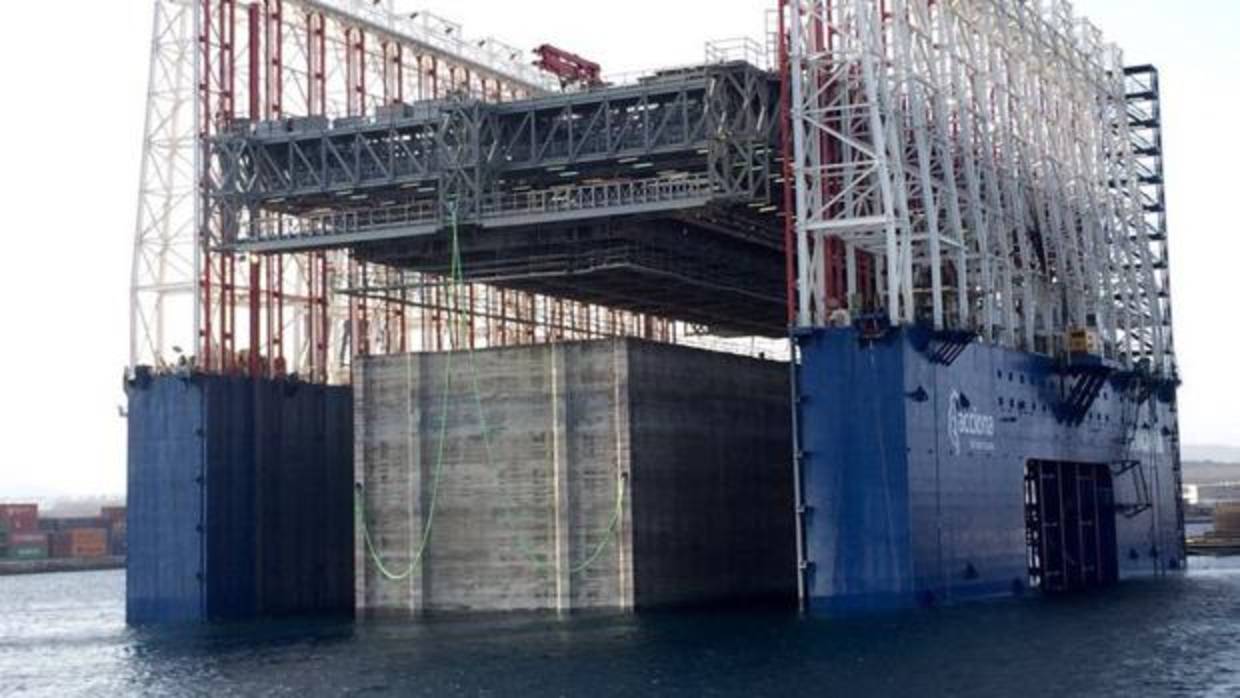 Dique flotante en una obra del Puerto de los Mármoles, Arrecife de Lanzarote