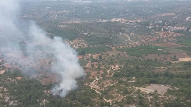 Medios aéreos y terrestres trabajan en la extinción de un incendio forestal en Cervera del Maestre