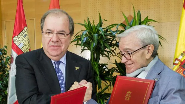El presidente de la Junta, Juan Vicente Herrera, junto a Francisco Luzón tras la firma del acuerdo