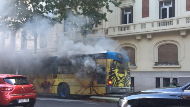 Arde un autobús de la EMT en la Calle Velázquez