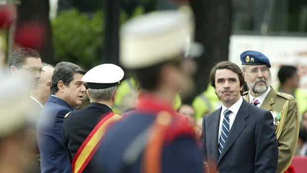 José María Aznar y Trillo junto a altos mandos del Ejército durante un desfile de las Fuerzas Armadas