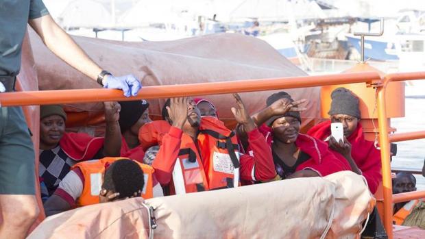 Halladas las 36 personas que viajaban en una patera en el Mar de Alborán