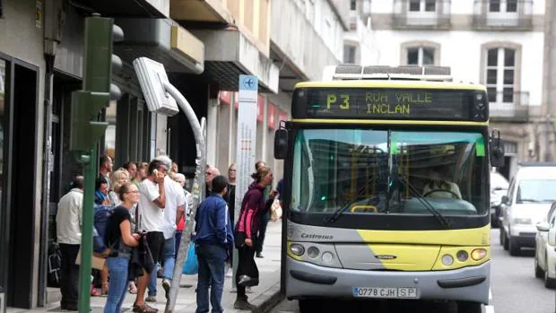 Un autobús recoge a varias personas en una parada en Santiago de Compostela