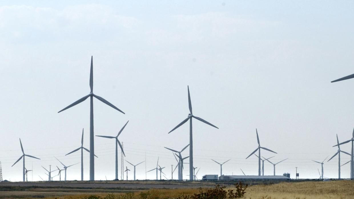 Aerogeneradores en los alrededores de Zaragoza capital