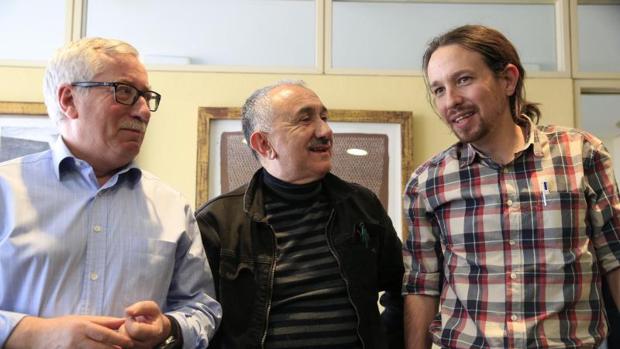 Pablo Iglesias con el líder de UGT, Pepe Álvarez (c) y el es secretario general de CCOO, Fernández Toxo, en 2016