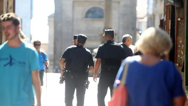 Policías vigilan la zona vieja de Santiago de Compostela