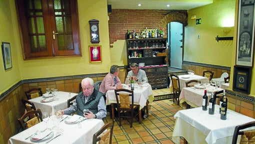 Varios hombres disfrutan de su comida en Emaus