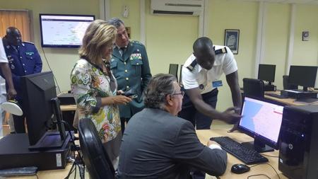 Zoido en una sala de control de tráfico marítimo en Dakar,