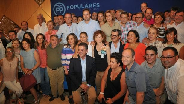La ministra de Defensa, ayer en Albacete rodeada de diputados, senadores, alcaldes y concejales del PP