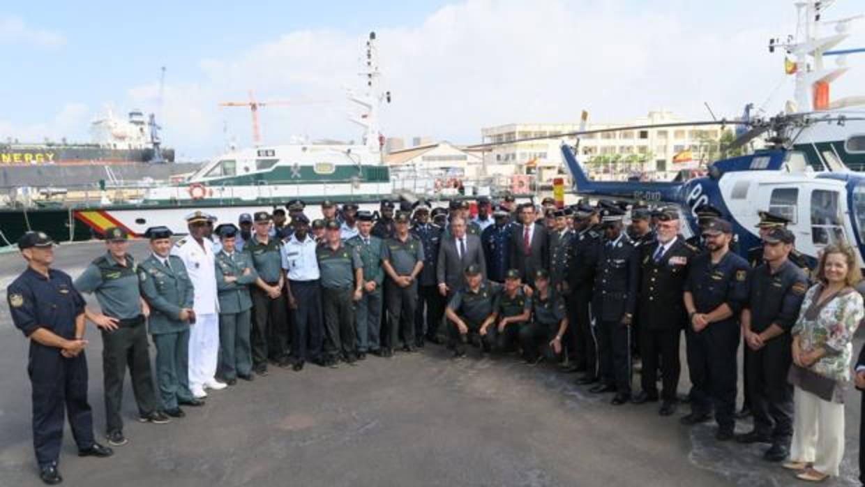 Zoido y el embajador de España, Alberto Virella, con agentes de la Guardia Civil y Policía Nacional y de Senegal