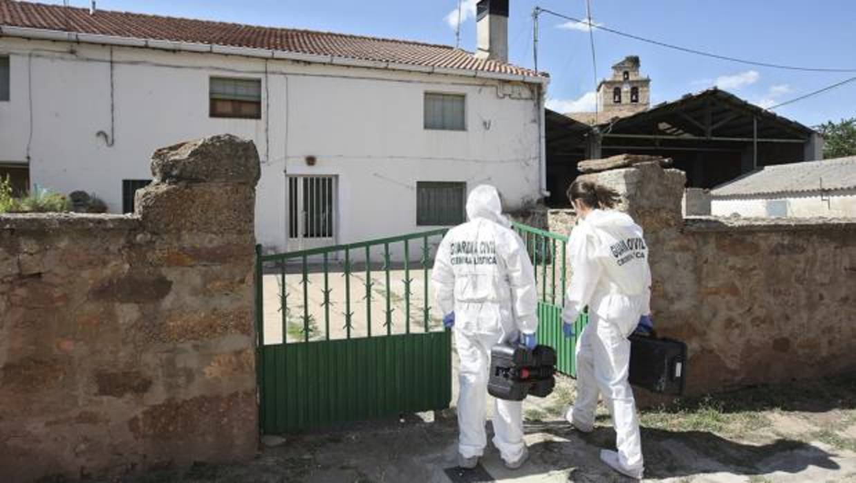 Agentes de la Guardia Civil entran en la vivienda en la que se produjo la agresión