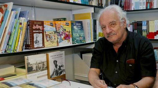 El escritor Javier Reverte durante la Feria del Libro de Madrid