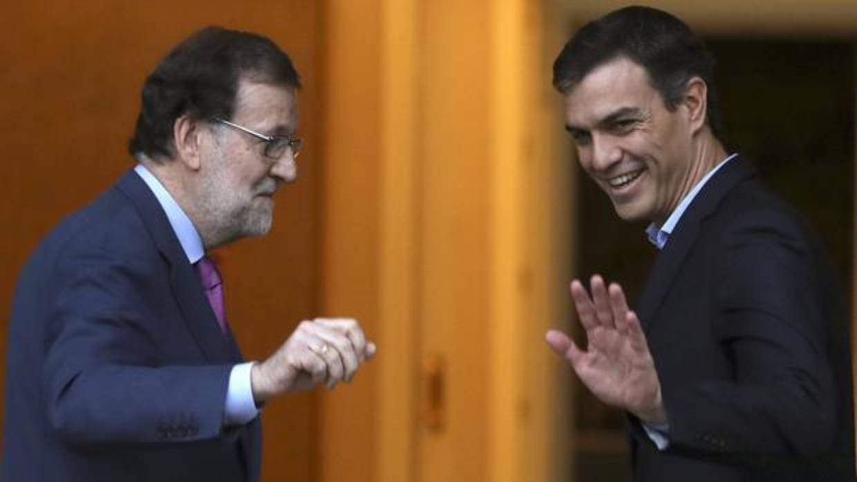 Mariano Rajoy y Pedro Sánchez en el Palacio de la Moncloa