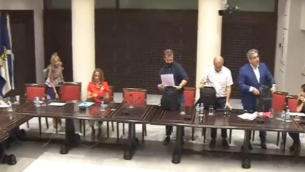 Momento del abandono de la sesión sobre RTVC en el Parlamento de Canarias