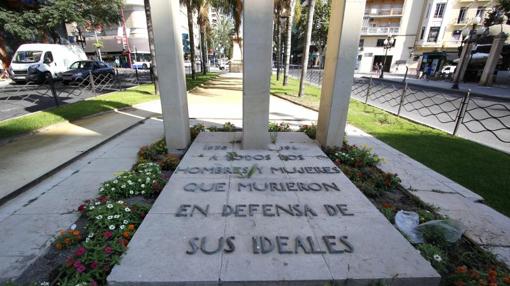 Esquerra Unida intenta retirar una cruz en memoria de las víctimas en ambos bandos de la guerra en Alicante