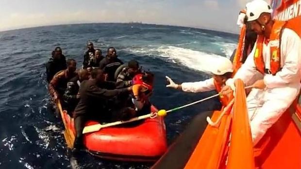 Rescatados 44 inmigrantes en el mar de Alborán