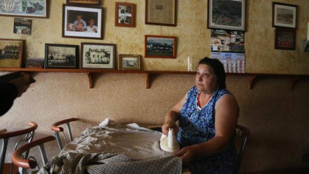 La dueña del único bar de Angrois plancha en una de las mesas