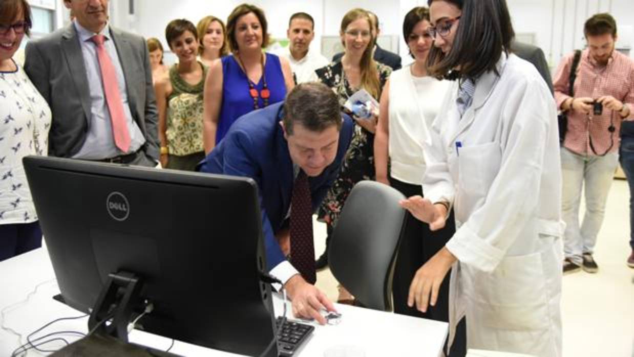 Emiliano García-Page durante su visita a las instalaciones de CNH2 en Puertollano (Ciudad Real)