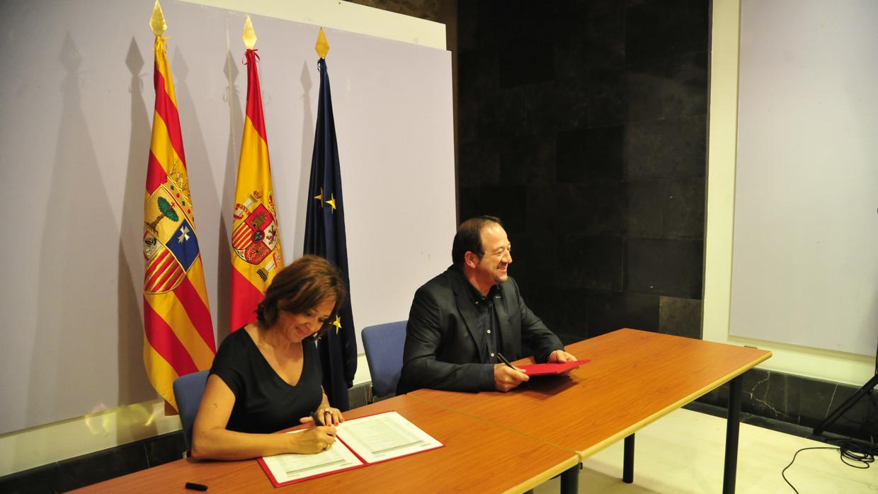 La consejera aragonesa de Educación, Mayte Pérez, y el presidente de la DPT, Ramón Millán, durante la firma del convenio