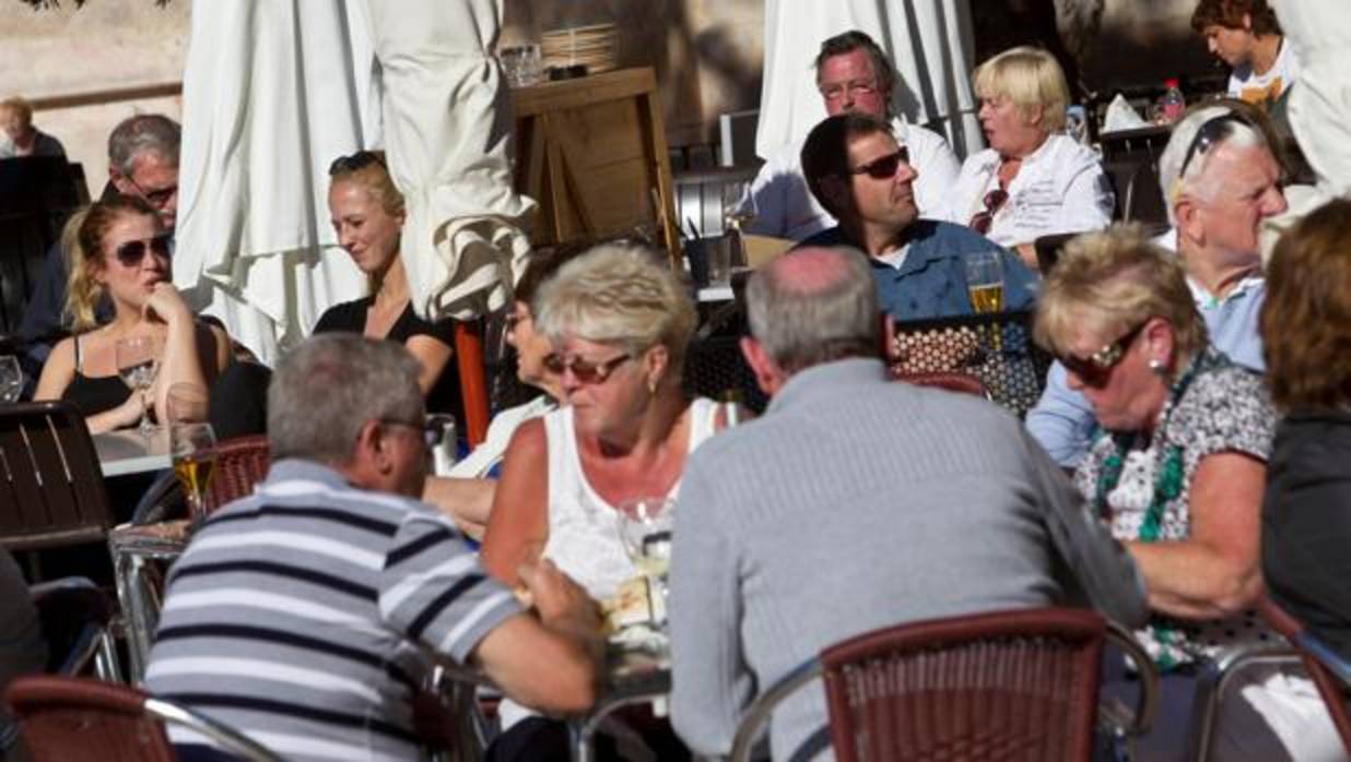 Imagen de archivo de gente en una terraza de un local de Valencia