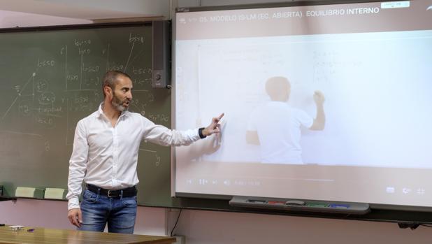 El profesor de la UVA Julio López publicará a finales de agosto sus «memorias políticas»